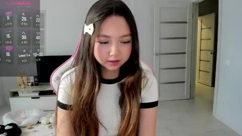 Snapshot of fluffy_rose chatting on 05/13/26, 04:21 Rose online show from 05/13/26, 04:21