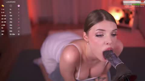 Snapshot of fluffyellie chatting on 03/08/26, 07:28 ask me online show from 03/08/26, 07:28