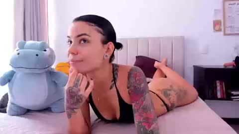 Snapshot of fly2day chatting on 09/23/25, 05:05 Just Fly online show from 09/23/25, 05:05