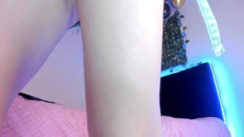 Snapshot of flylia_ chatting on 04/20/26, 08:43 lia online show from 04/20/26, 08:43