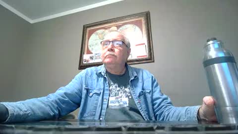 Snapshot of fmfsocal123 chatting on 12/28/24, 02:33 fmfsocal123 online show from 12/28/24, 02:33