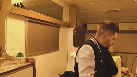 independent model online show from 02/28/26, 06:20