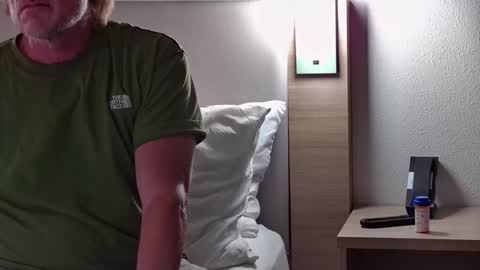 Snapshot of foodforcatfists chatting on 03/30/26, 01:28 foodforcatfists online show from 03/30/26, 01:28