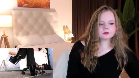 Snapshot of footfetish_baby chatting on 09/16/25, 12:33 Molly online show from 09/16/25, 12:33