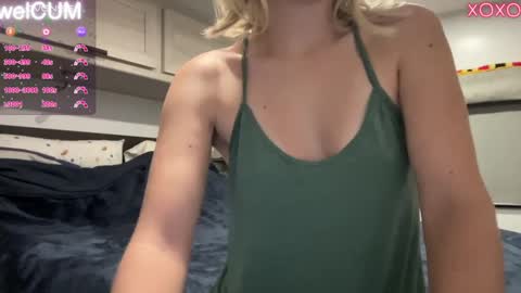 Snapshot of foreverkinkyy chatting on 12/12/24, 01:32 Elaine online show from 12/12/24, 01:32