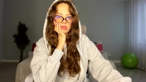 Snapshot of fox_beauty chatting on 09/15/25, 12:32 Kira online show from 09/15/25, 12:32