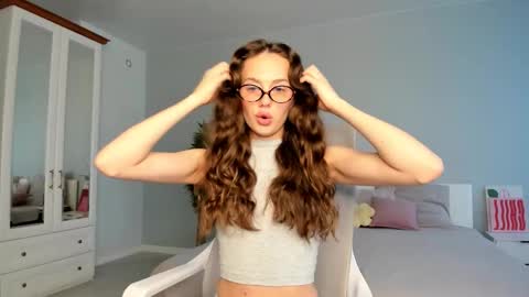 Snapshot of fox_beauty chatting on 10/29/25, 02:25 Kira online show from 10/29/25, 02:25