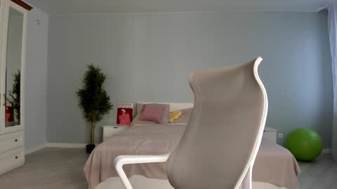 Snapshot of fox_beauty chatting on 11/12/25, 02:01 Kira online show from 11/12/25, 02:01