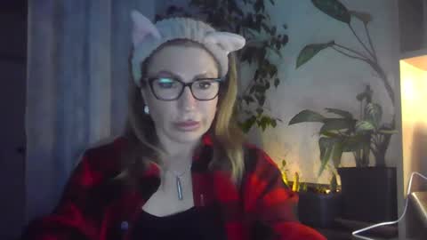 fox_red_lady7 online show from 03/01/25, 03:49