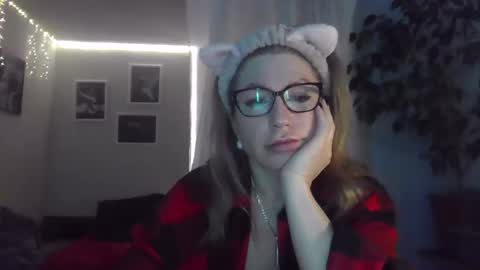 fox_red_lady7 online show from 03/01/25, 08:21