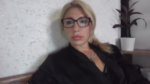 fox_red_lady7 online show from 09/18/25, 02:30