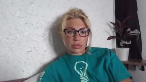 fox_red_lady7 online show from 09/29/25, 08:30