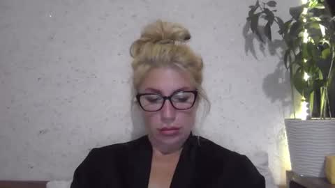 fox_red_lady7 online show from 10/04/25, 07:34