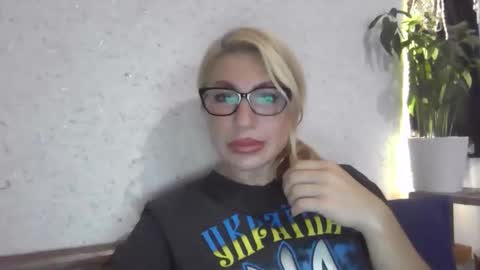 fox_red_lady7 online show from 10/10/25, 12:37