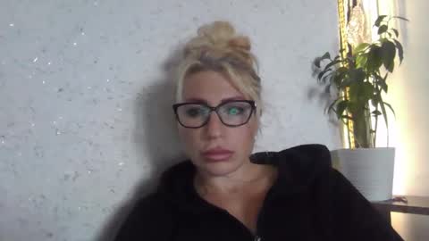 fox_red_lady7 online show from 10/20/25, 10:05