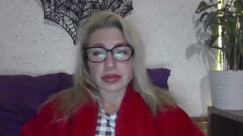 fox_red_lady7 online show from 11/04/25, 09:36