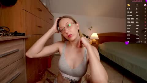Snapshot of foxeslovefoxes chatting on 05/26/26, 10:00 CUSTOM PHOTOS AND VIDEOS - online show from 05/26/26, 10:00