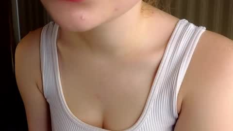 Snapshot of foxxx_tail chatting on 06/07/26, 02:43 Petra online show from 06/07/26, 02:43