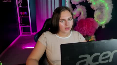 Snapshot of foxy__vibe chatting on 04/15/26, 11:06 April online show from 04/15/26, 11:06