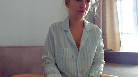 Snapshot of foxy_blond chatting on 05/18/26, 02:40 Foxy online show from 05/18/26, 02:40