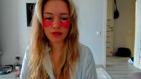 Snapshot of foxy_blond chatting on 05/18/26, 04:18 Foxy online show from 05/18/26, 04:18