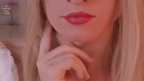 Snapshot of foxy_jpg chatting on 01/28/25, 09:50 Sue online show from 01/28/25, 09:50