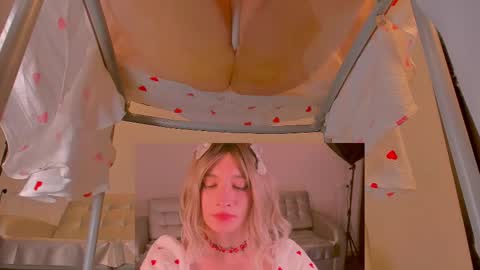 Snapshot of foxy_jpg chatting on 02/11/25, 12:06 Sue online show from 02/11/25, 12:06