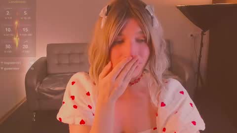 Snapshot of foxy_jpg chatting on 02/11/25, 11:44 Sue online show from 02/11/25, 11:44