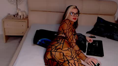 Snapshot of foxydevilish chatting on 02/10/25, 10:19 Fox online show from 02/10/25, 10:19