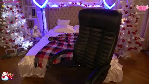 Snapshot of foxyshyyy chatting on 12/15/24, 10:07 Inna online show from 12/15/24, 10:07