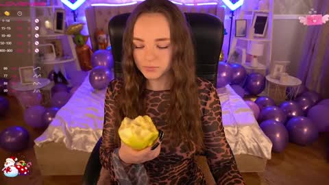 Snapshot of foxyshyyy chatting on 01/12/25, 09:51 Inna online show from 01/12/25, 09:51