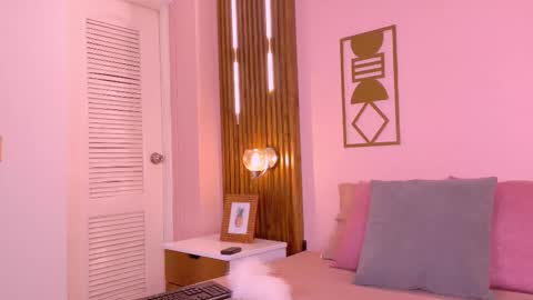 Snapshot of foxyy_roxy chatting on 10/23/25, 08:40 Roxxyy online show from 10/23/25, 08:40