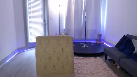 Snapshot of fragilemasochist chatting on 02/25/25, 04:31 Angel online show from 02/25/25, 04:31