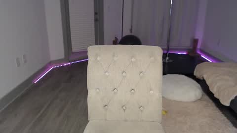 Snapshot of fragilemasochist chatting on 03/11/25, 01:37 Angel online show from 03/11/25, 01:37