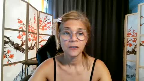 Snapshot of francelune chatting on 06/23/26, 07:39 francelune online show from 06/23/26, 07:39