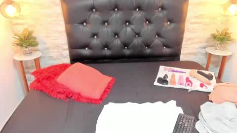 Snapshot of francesca_bbw chatting on 04/30/26, 03:13 online show from 04/30/26, 03:13