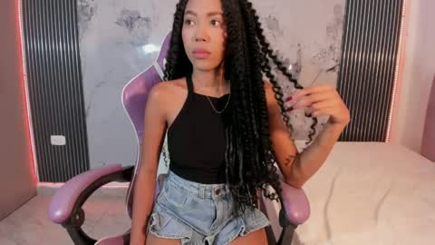 Snapshot of francis_leams chatting on 04/22/26, 03:09 Laura online show from 04/22/26, 03:09