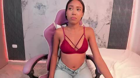 Snapshot of francis_leams chatting on 05/29/26, 05:27 Laura online show from 05/29/26, 05:27