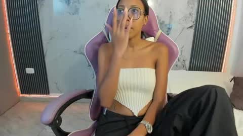 Snapshot of francis_leams chatting on 07/01/26, 07:24 Laura online show from 07/01/26, 07:24