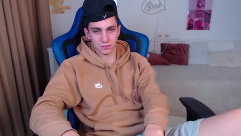 Snapshot of frank_mooree chatting on 12/04/24, 06:00 Frank online show from 12/04/24, 06:00