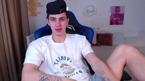 Snapshot of frank_mooree chatting on 12/08/24, 03:32 Frank online show from 12/08/24, 03:32