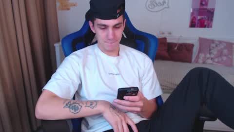 Snapshot of frank_mooree chatting on 12/13/24, 03:27 Frank online show from 12/13/24, 03:27