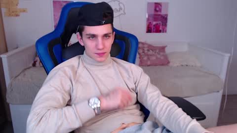 Snapshot of frank_mooree chatting on 12/16/24, 06:21 Frank online show from 12/16/24, 06:21