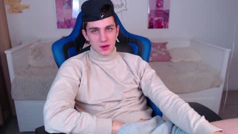 Snapshot of frank_mooree chatting on 12/17/24, 06:13 Frank online show from 12/17/24, 06:13