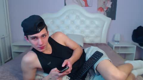 Snapshot of frank_mooree chatting on 12/18/24, 06:32 Frank online show from 12/18/24, 06:32