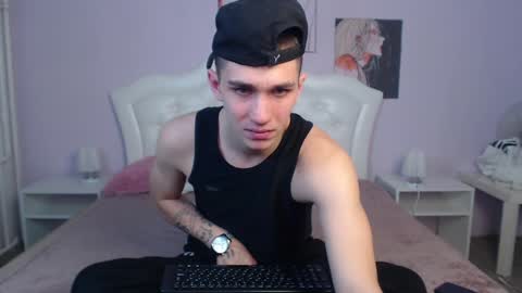 Snapshot of frank_mooree chatting on 12/27/24, 05:42 Frank online show from 12/27/24, 05:42