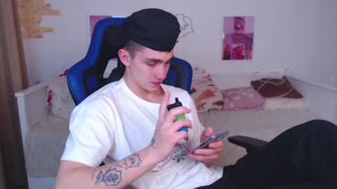 Snapshot of frank_mooree chatting on 01/06/25, 02:48 Frank online show from 01/06/25, 02:48