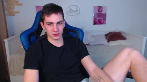 Snapshot of frank_mooree chatting on 01/18/25, 05:20 Frank online show from 01/18/25, 05:20