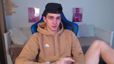 Snapshot of frank_mooree chatting on 01/20/25, 03:04 Frank online show from 01/20/25, 03:04