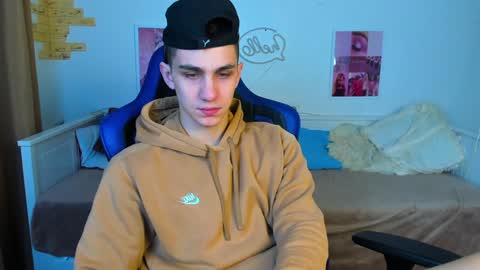 Snapshot of frank_mooree chatting on 02/08/25, 05:29 Frank online show from 02/08/25, 05:29